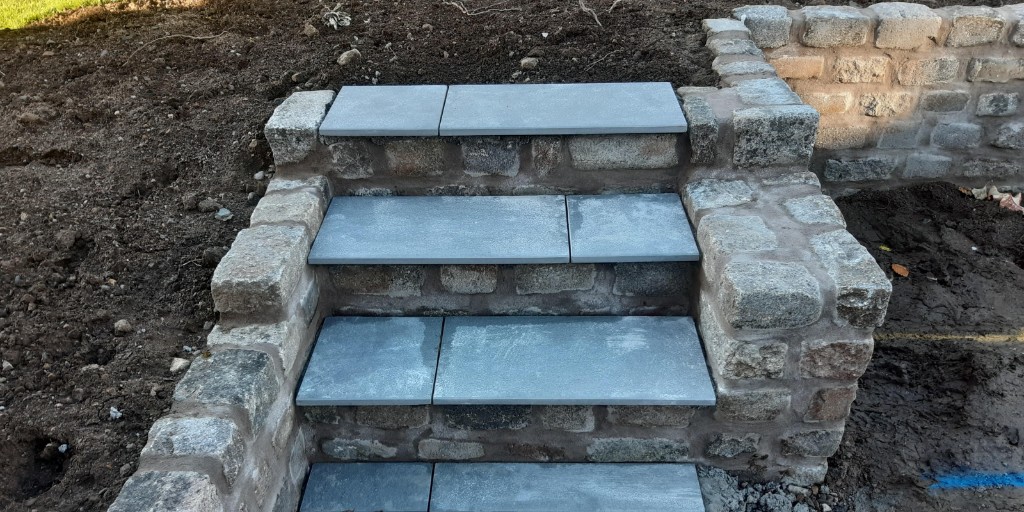 Returning to Papillon’s development of a new garden in Banchory.

The patios have been laid and the steps installed to allow access between the lower rear entertainment area and upper lawn.

papillonlandscape.co.uk/garden-design/

#PapillonGardens #WeAreAPL
