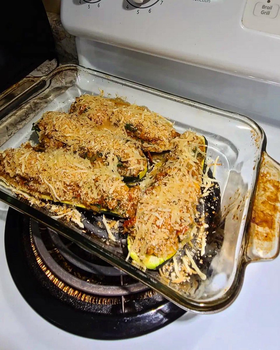 splendorouscel1's tweet photo. I got inspired by my childhood memories to make zucchini boats. My mom made these for us when me and my siblings were kids. They turned out delicioso 😋 

#zucchiniboats #zucchini #squash #fallveggies #fallvegetables #recipesforkids #kidfriendly #kidfriendlyfood #halfyourplate https://t.co/Aoowy6mlJR