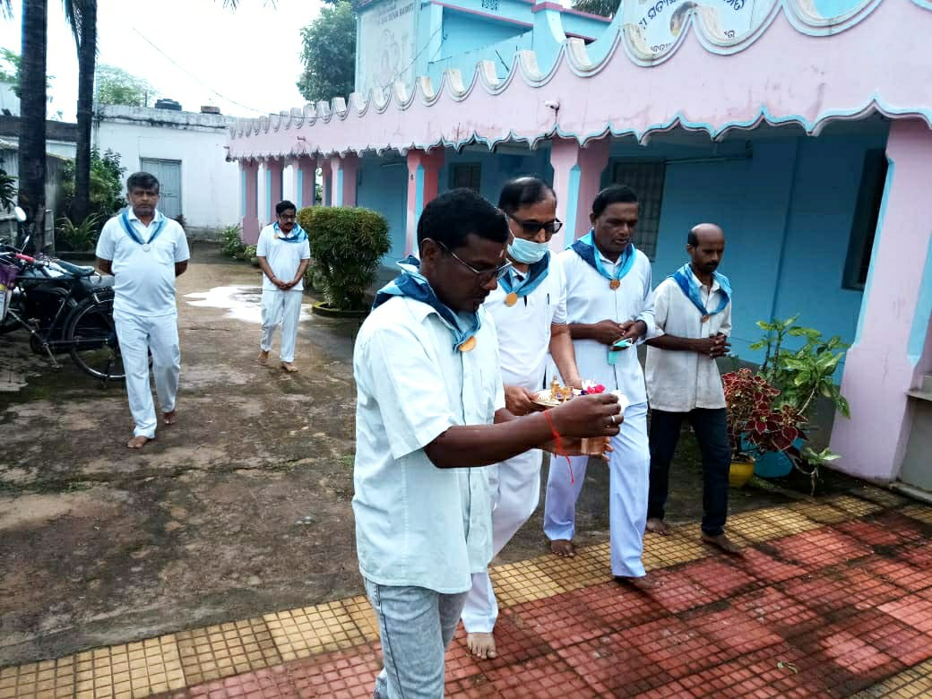sathyasaiodisha's tweet photo. Loving Sairam..
With the Blessings of Sri Sathya Sai Baba, Nabarangpur Samithi of Nabarangpur District observed divine flag hosting, Sodashaupachar Puja and Bhajan on the occasion Sai Avatar Declaration Day on 20th October 2021.
#Avatardeclarationday
#Nabarangpur
-Media Team https://t.co/E4z4ZwlTql