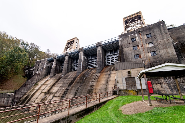 USACEHQ's tweet photo. The brother and sister duo may seem quiet, but their work is hardly dormant. Their names are #Conemaugh (L) and #Loyalhanna: Two giants whose front gates are only eight miles apart. They both reside in the town of Saltsburg, Pennsylvania, with a population of roughly 700. (1/3) https://t.co/WXUKppRnW1