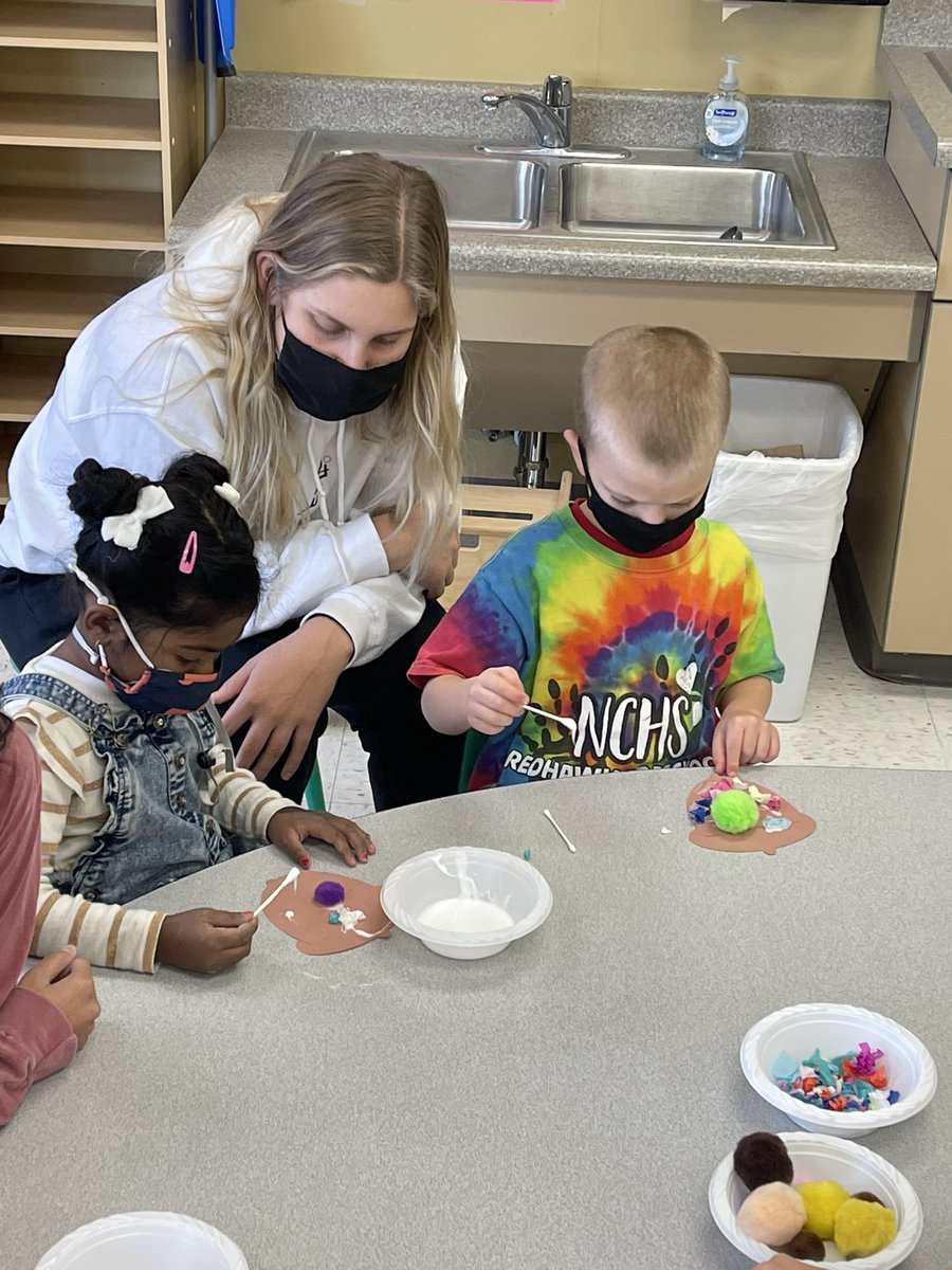 NCHSPreschool's tweet photo. Learning about tree growth and textures with Ms Tessa and Ms Maeve #fallweek #bebold203 @NCHSOFFICIAL @NCHSRedhawksCTE @Naperville203 https://t.co/JTJqelXXU2