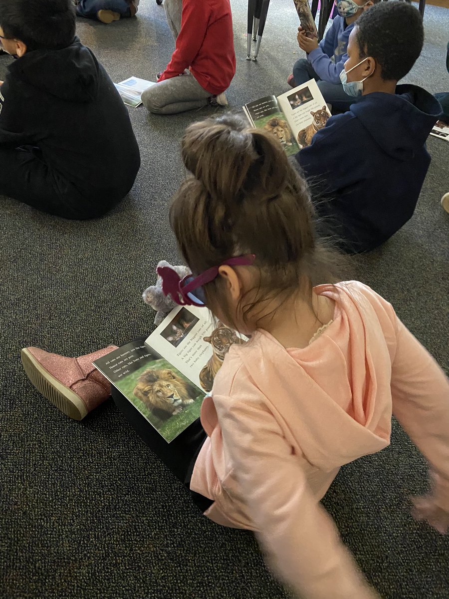MrsKinderDWE's tweet photo. Thank you @ColumbusPolice and Lt. Kincade and Sgt. Johnson for reading to us today! Thank you for keeping us safe! #booksandbadges @DWEdublin https://t.co/Jypxe1ty5h