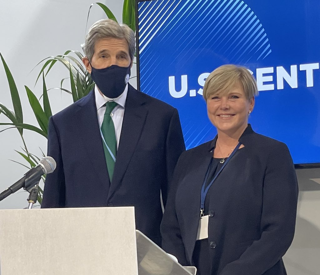 Utenriksdept's tweet photo. I dag sluttet #Norge og #USA seg til initiativet LIFE-AR for #klimatilpasning i de minst utviklede landene.
USAs spesialutsending for klima John Kerry @ClimateEnvoy signerte på vegne av USA og utviklingsminister Anne-Beathe Tvinnereim på vegne av Norge. https://t.co/fNti8OXsTF