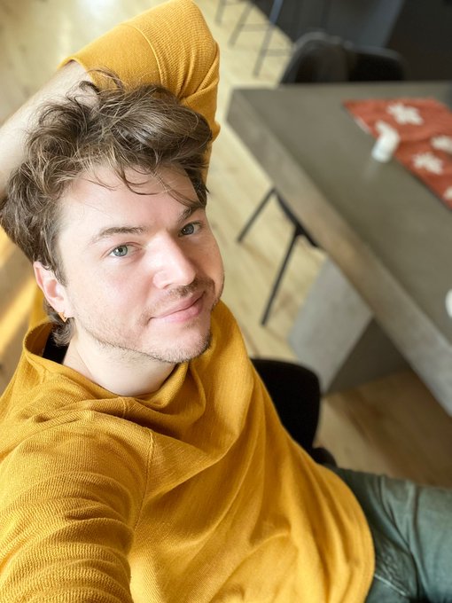 Getting ready for a shoot with the magnificent @thesiridahl 😈 https://t.co/t7HI8tiqTW