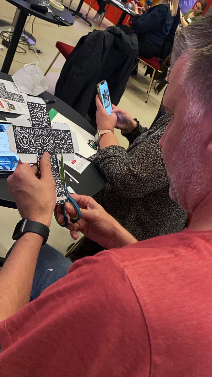 Þegar <a href="/BergmannGudm/">Bergmann Guðmundsson</a> verður vinnudýrið þitt og klippir út mergekubb fyrir þig 🤪#utis2021 #menntaspjall