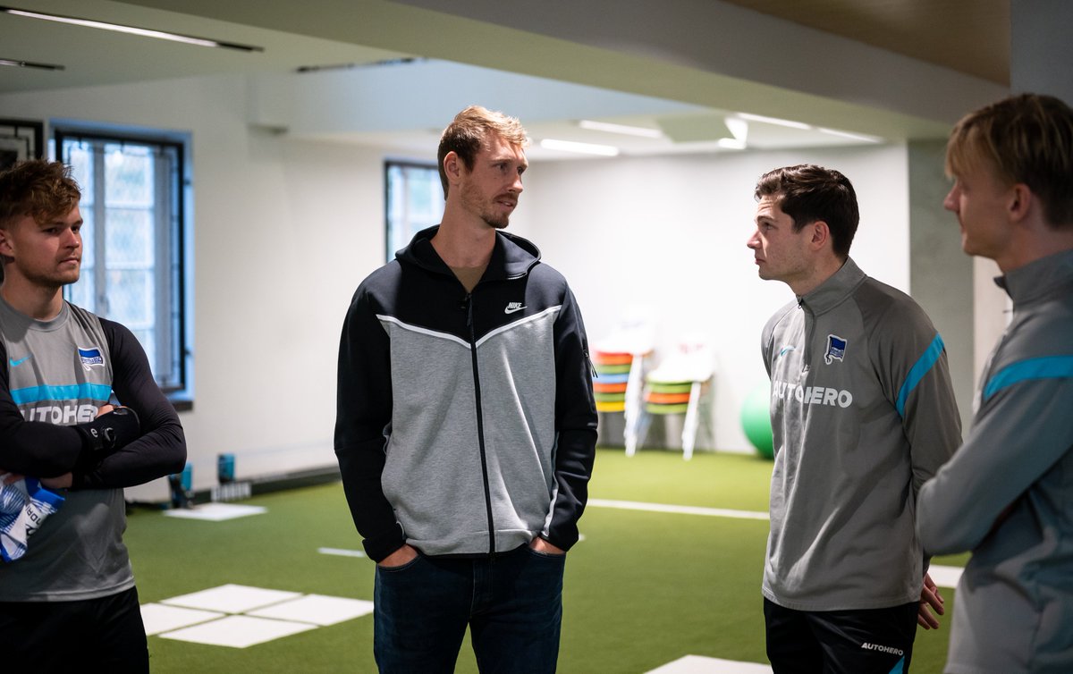 HerthaBSC's tweet photo. Sportler aus verschiedenen Welten: Die Baseballer Max #Kepler (@Twins) & Markus #Solbach waren zu Gast bei uns. ⚾️ Max haben wir uns für ein Gespräch geschnappt. Wusstet ihr, dass er mal ein @HerthaBubis war?
📝https://t.co/Xgi07okORV ⬅️
PS: Mehr zum Besuch folgt!
@MLB #HaHoHe https://t.co/CIBQGyFAZu