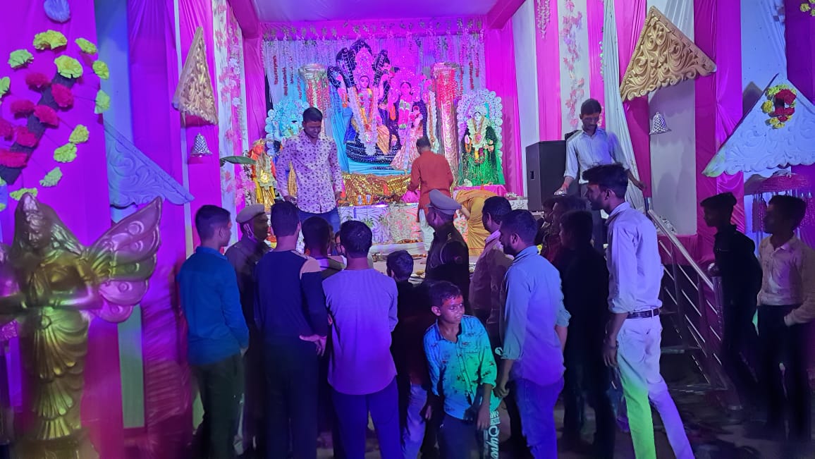 gaurpolice's tweet photo. #bastipolice
#SHOGaur द्वारा थाना #गौर क्षेत्र में स्थापित लक्ष्मी मूर्ति स्थलो को चेक किया गया तथा आयोजकों से वार्ता कर विसर्जन के संबंध मे आवश्यक दिशा निर्देश दिए गए। https://t.co/JX52FZ3oUa