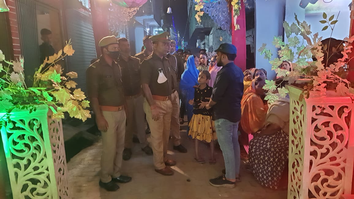 gaurpolice's tweet photo. #bastipolice
#SHOGaur द्वारा थाना #गौर क्षेत्र में स्थापित लक्ष्मी मूर्ति स्थलो को चेक किया गया तथा आयोजकों से वार्ता कर विसर्जन के संबंध मे आवश्यक दिशा निर्देश दिए गए। https://t.co/JX52FZ3oUa