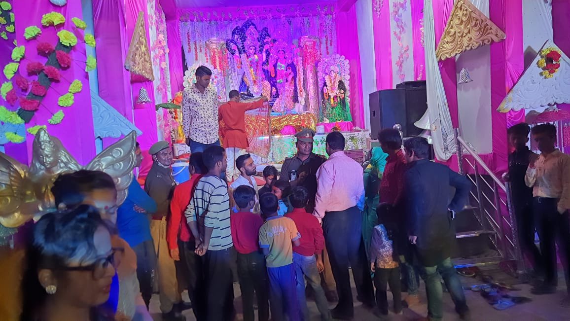 gaurpolice's tweet photo. #bastipolice
#SHOGaur द्वारा थाना #गौर क्षेत्र में स्थापित लक्ष्मी मूर्ति स्थलो को चेक किया गया तथा आयोजकों से वार्ता कर विसर्जन के संबंध मे आवश्यक दिशा निर्देश दिए गए। https://t.co/JX52FZ3oUa