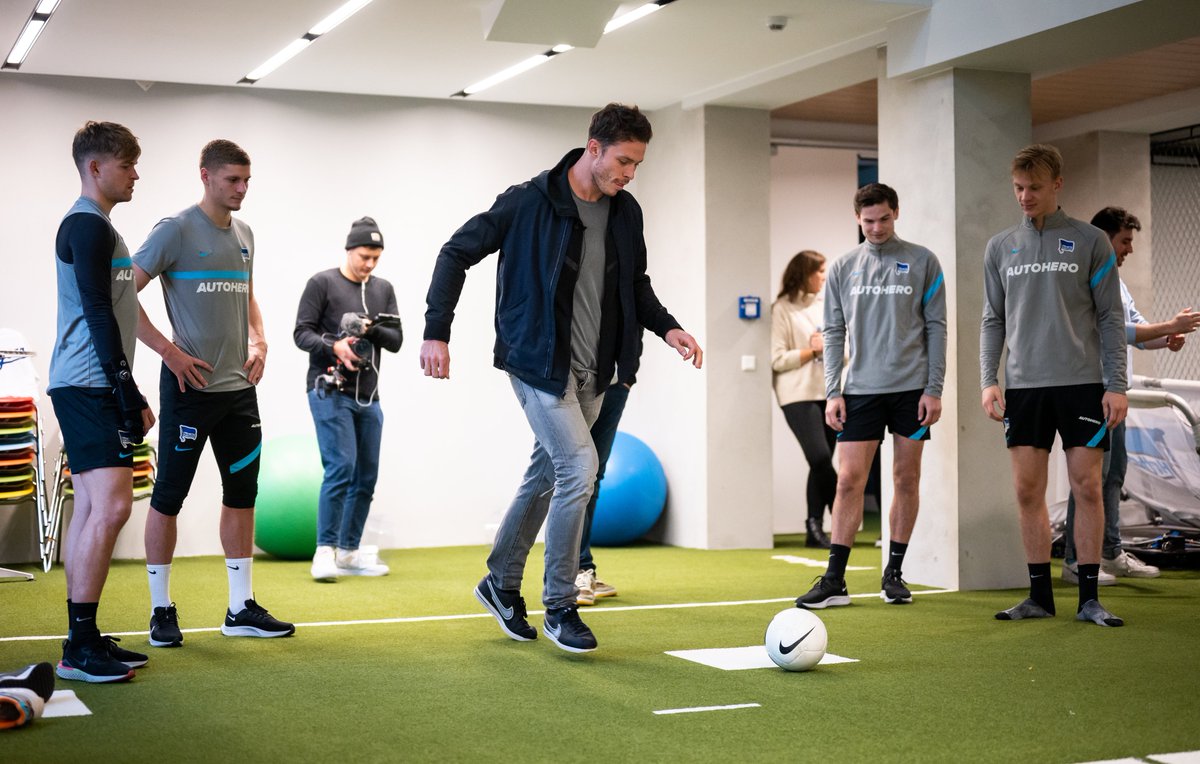 HerthaBSC's tweet photo. Sportler aus verschiedenen Welten: Die Baseballer Max #Kepler (@Twins) & Markus #Solbach waren zu Gast bei uns. ⚾️ Max haben wir uns für ein Gespräch geschnappt. Wusstet ihr, dass er mal ein @HerthaBubis war?
📝https://t.co/Xgi07okORV ⬅️
PS: Mehr zum Besuch folgt!
@MLB #HaHoHe https://t.co/CIBQGyFAZu