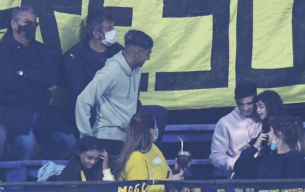 _MilaRodriguez's tweet photo. Pablo Bengoechea, Walter Olivera, Facu torres y el canario con su familia en el Franzini.
La imagen más linda de todas, Grandes figuras del club, Peñarol familia siempre. https://t.co/tySjyicyac