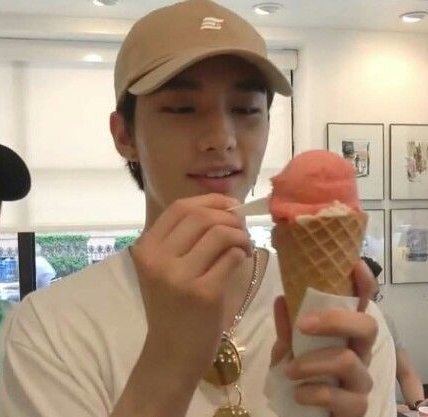 brienprado's tweet photo. cute naman neto kumain ng ice cream https://t.co/jGLZW0L5Yh