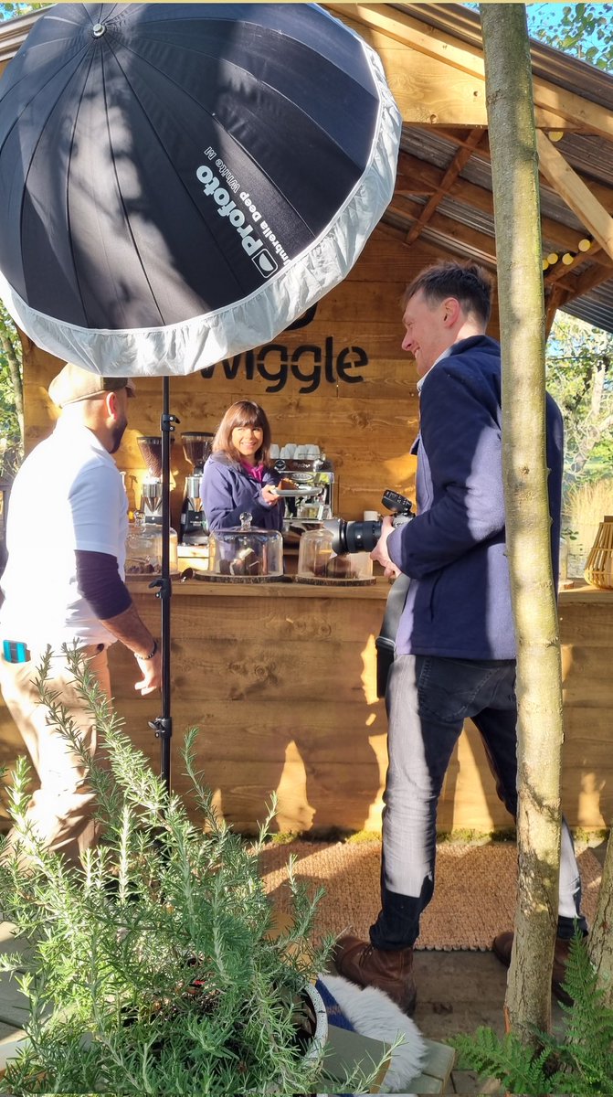 DorrellNina's tweet photo. Thank you @Wiggle_Sport @stephiblackwell #adventurecafe #cakeandcoffee #meetingnewpeople #filmcrew #popupisland #keepactive #livelife https://t.co/daAt6LhQUp