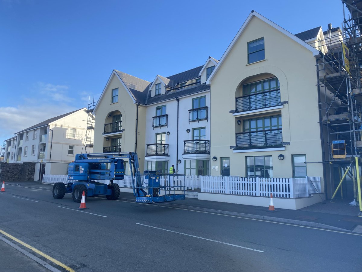 #FridayFeels down SA62, still in process for the external refurbishment of this apartment complex, next step is preparing for sand blasting 👷🏽🏢