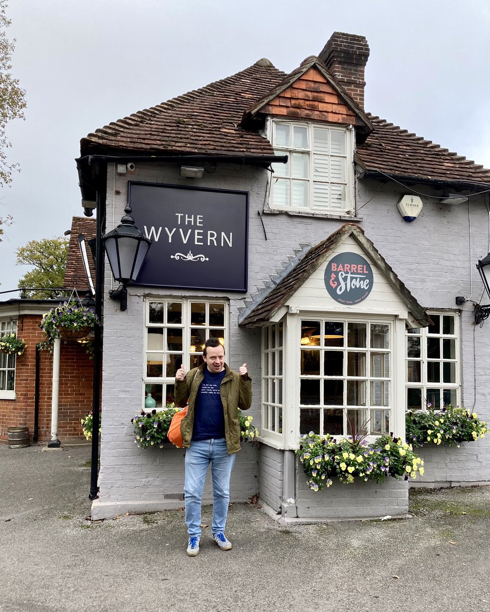 StymieSi's tweet photo. Wyvern, Church Crookham. Gadzooks! My theory that pubs with tropical fish are classics has been blown out of the water in this least pubby pub of last billion years . Decent pint n staff, dreadful in every other way #Snuggery 🤮 https://t.co/syMsMwUlTQ