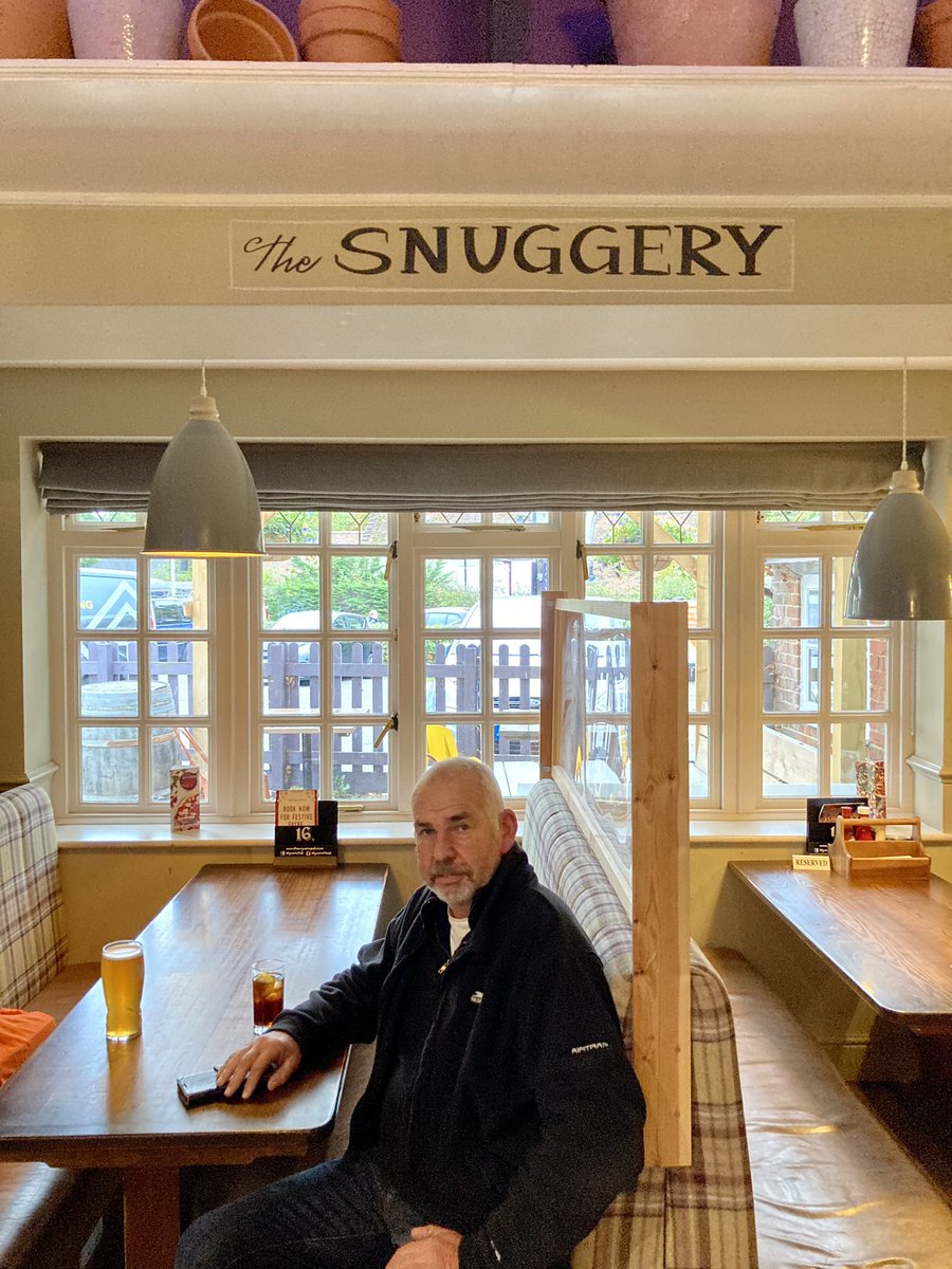 StymieSi's tweet photo. Wyvern, Church Crookham. Gadzooks! My theory that pubs with tropical fish are classics has been blown out of the water in this least pubby pub of last billion years . Decent pint n staff, dreadful in every other way #Snuggery 🤮 https://t.co/syMsMwUlTQ