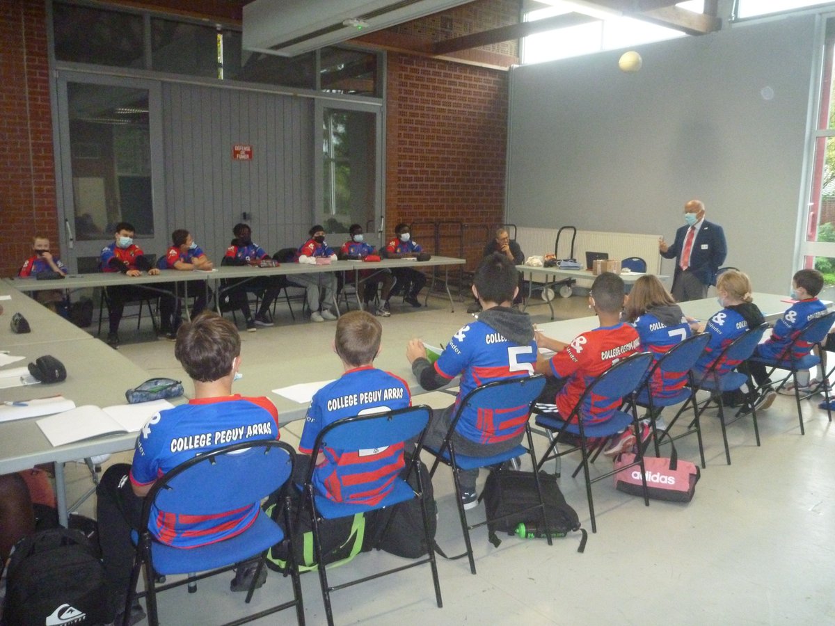 Cdos62's tweet photo. Le #CDOS62 était présent le 19 octobre au collège Charles Peguy d'Arras pour un temps d'échange avec les élèves de la section de rugby 🏉
Michel Letienne,VP au CDOS 62 et arbitre international de canoé-kayak est venu échanger avec les élèves de son expérience des Jeux Olympiques https://t.co/ltgTl8ftwh