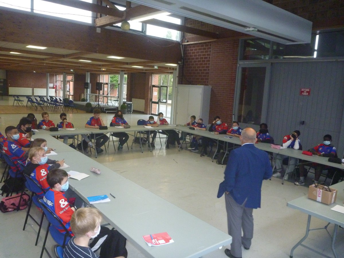 Cdos62's tweet photo. Le #CDOS62 était présent le 19 octobre au collège Charles Peguy d'Arras pour un temps d'échange avec les élèves de la section de rugby 🏉
Michel Letienne,VP au CDOS 62 et arbitre international de canoé-kayak est venu échanger avec les élèves de son expérience des Jeux Olympiques https://t.co/ltgTl8ftwh