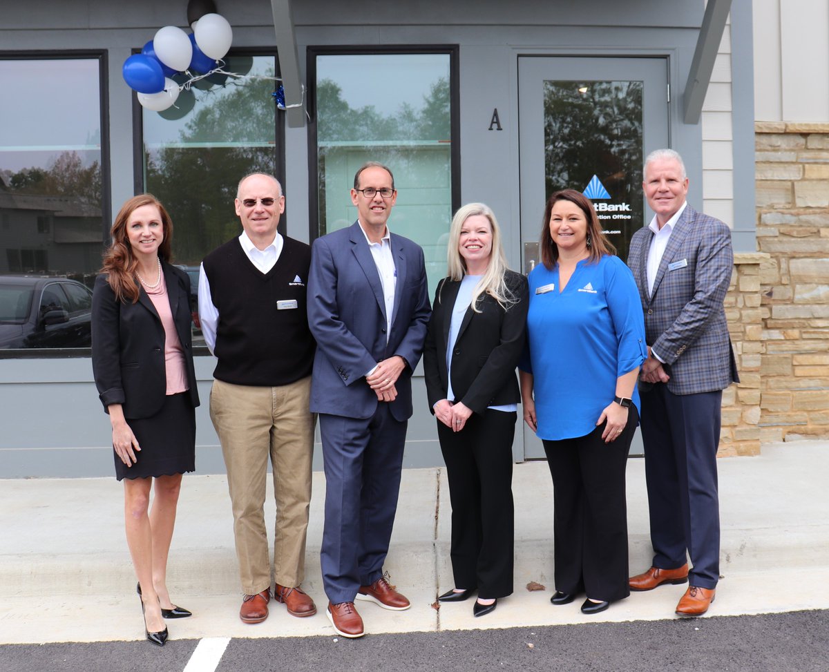 We were excited to officially cut the ribbon with our newest corporate banking teams in Auburn and Dothan, Alabama earlier this week! Look for more expansion posts from us in Alabama soon! #SMBK #ExperienceSmartBank #HereWeGrow
