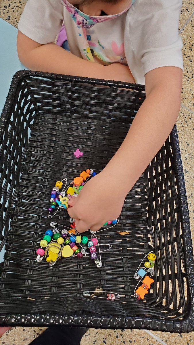 MissW00D's tweet photo. Today we got a special surprise in the mail from our Virtual Buddies @SWS_PS. Ss were so excited to receive a letter and friendship pins made by #team113 in Ms. Nash and Ms. George's Class. @NashTEACH2reach 🥰 We are already working on our package back to our new friends. https://t.co/pmsXueA4h4