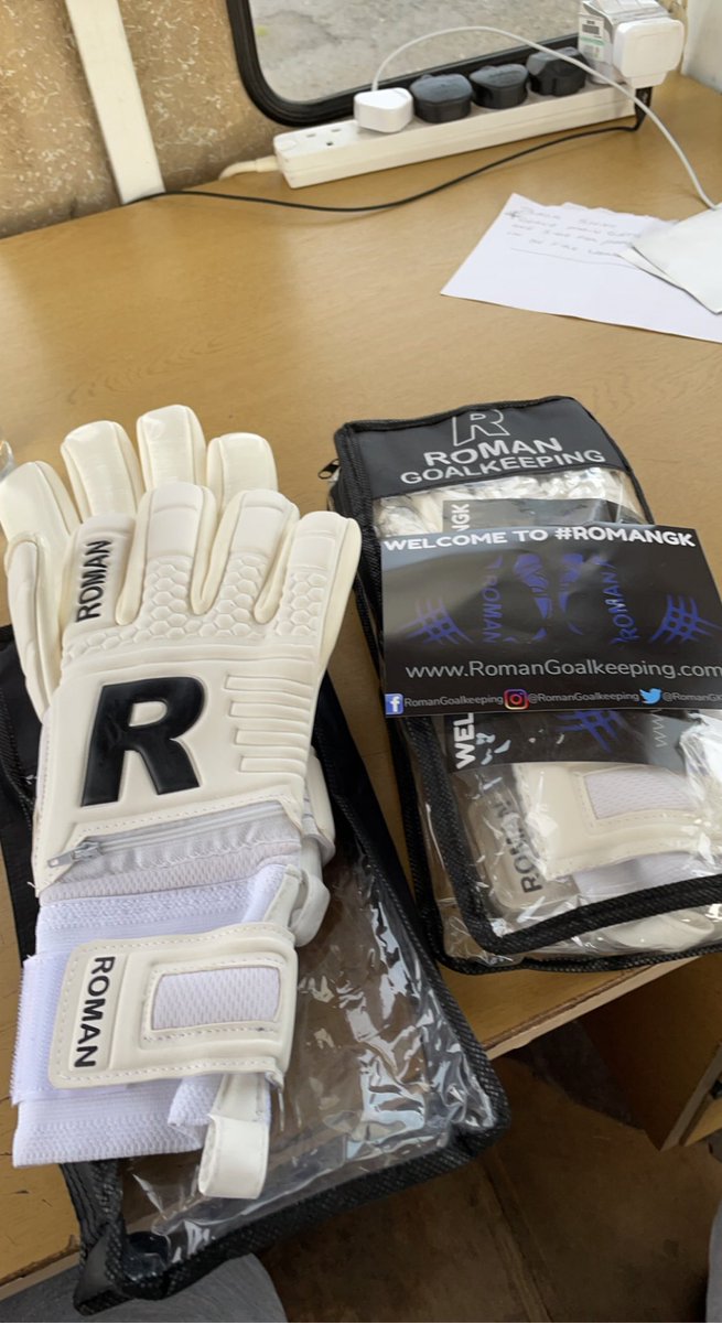 Massive thank you once again to the service of @RomanGKgloves for sorting the @dalkeiththistle goalies whom are myself @sheadowie_ and Evan out, top class service #somuchgrip #romangk 🧤⚽️