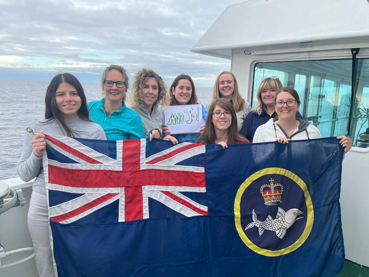 7/ This year more than half of the #PelticSurvey team were female scientists! Our ‘bubble’ includes an acoustician, fishery scientists, plankton analysts, an oceanographer, a chemist, an observer and an ecosystem scientist! #STEM #science