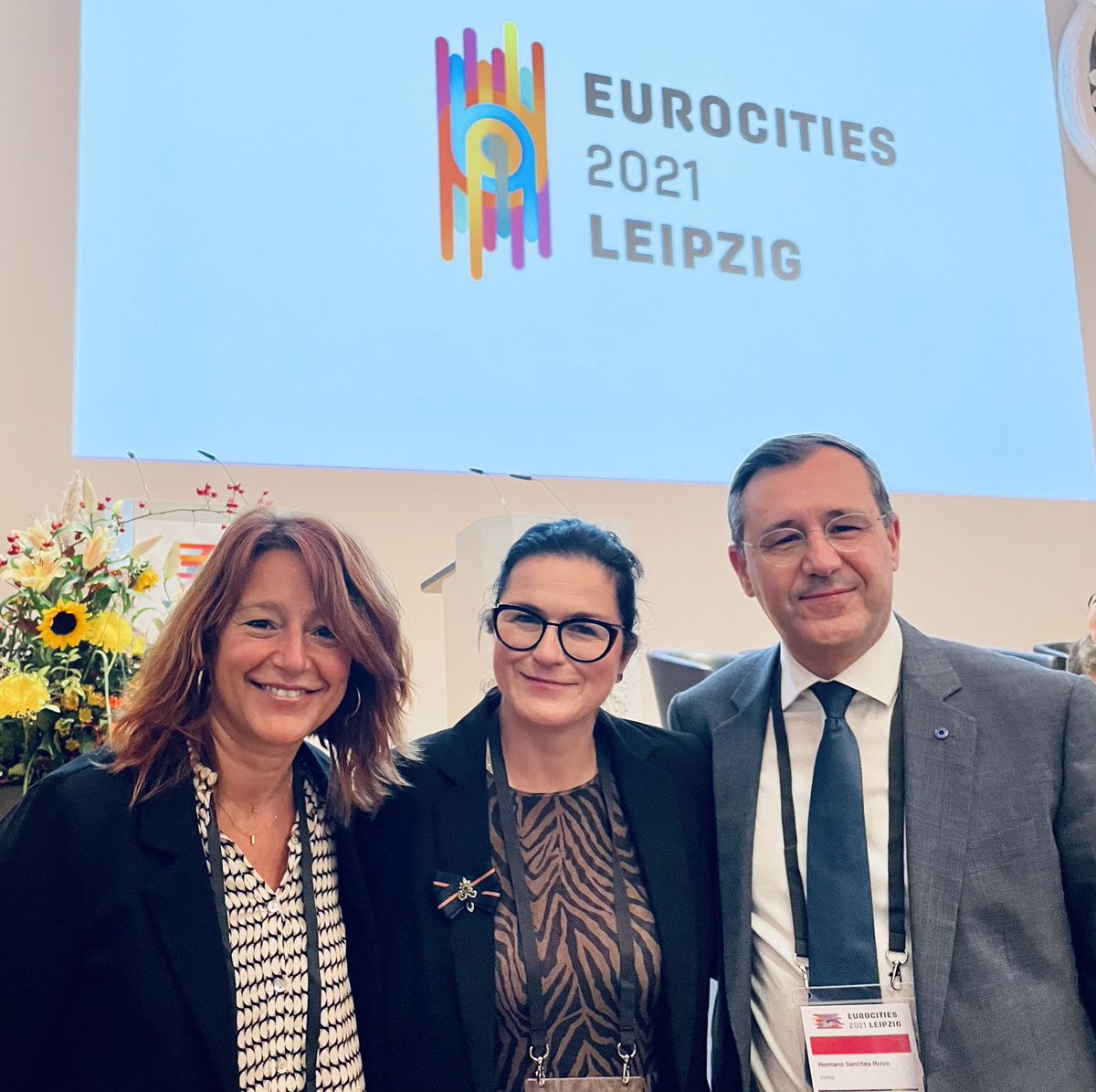 hermanosanches's tweet photo. @EUROCITIES Tous ces visages sont autant de Villes🇪🇺 et de combats communs. Florence, Braga, Dublin, Gdansk, Barcelone, ou encore toutes les Villes françaises🇫🇷 présentes, participent des solutions en faveur des défis dont celui du #Climat. #PasdePlanB pour la planète #COP26 https://t.co/PDvJnHj32R