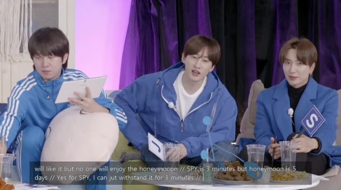 Hyukchuliee's tweet photo. Is it official position that Hyukjae is always between teukchul?? 😂😂 https://t.co/BfYgBaWwHY