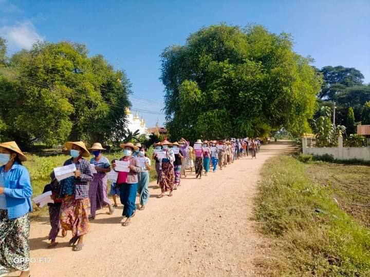 Locals of Northern Salingyi &amp; Eastern Yinmarpin Tsp staged their daily joint protest to overthrow Genocidal Dictatorship.
LEGALIZATION OF NUG
#Nov5Coup
#WhatsHappeningInMyanmar
