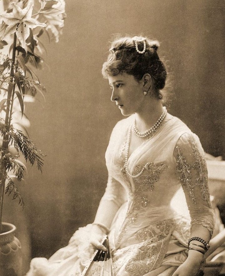 wikivictorian's tweet photo. Princess Elisabeth of Hesse, later Grand Duchess Elizabeth Feodorovna of Russia, wife of Prince Sergei Alexandrovich and sister of Empress Alexandra Feodorovna. Photographed by Hayman Selig Mendelssohn in 1887. https://t.co/OjZEJaomQw