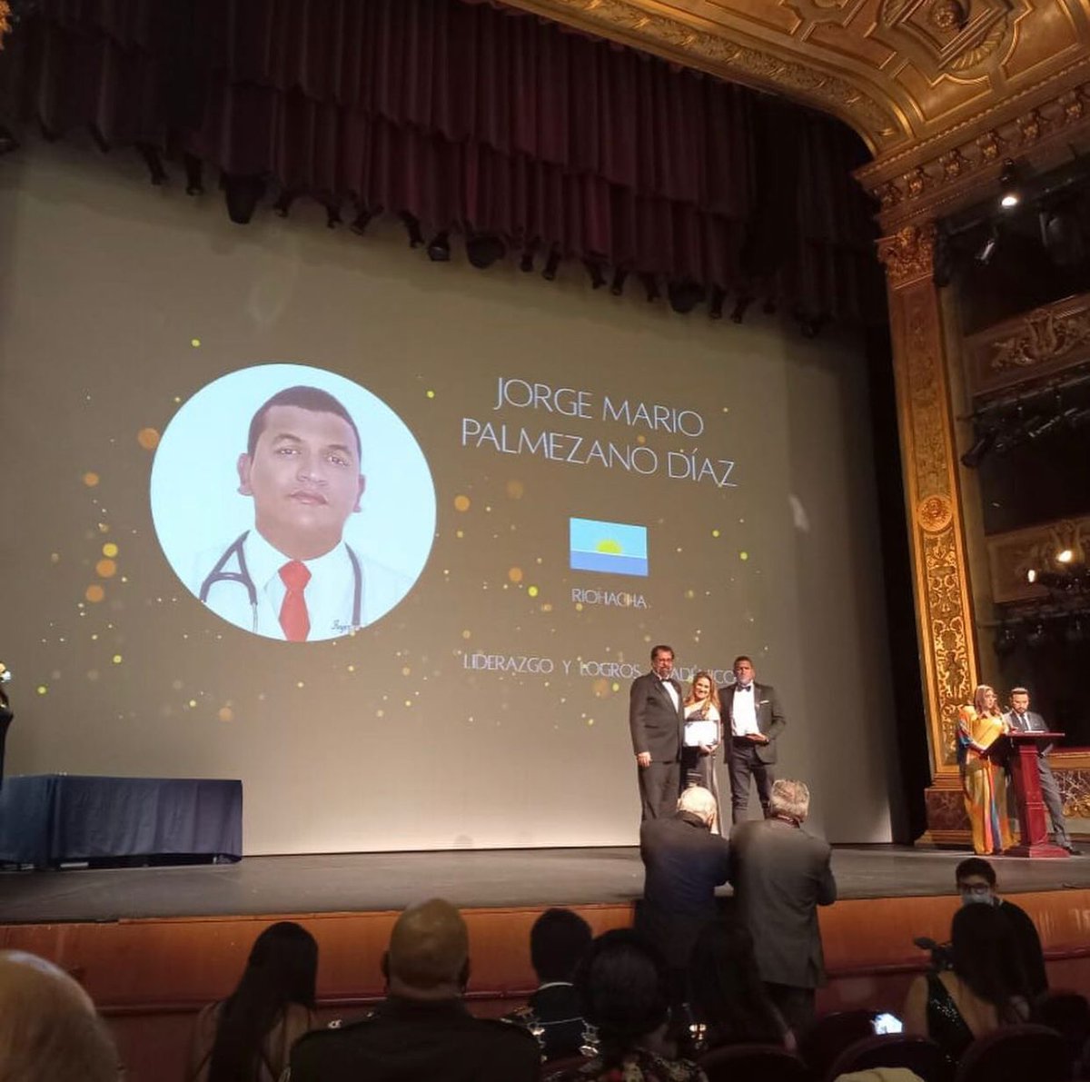 udes_oficial's tweet photo. #GraduadoUDES, médico @JorgePalmezano recibió un reconocimiento especial por parte de la @JCIBogota. Gracias a su alto rendimiento académico y liderazgo, fue elegido como uno de los 'Diez Jóvenes Sobresalientes' #TOYP2021. 🧑🏻‍💼🏥⚕️

✅ Leer historia 👉 https://t.co/xawXNSQlEV https://t.co/WDPbTaHoIA