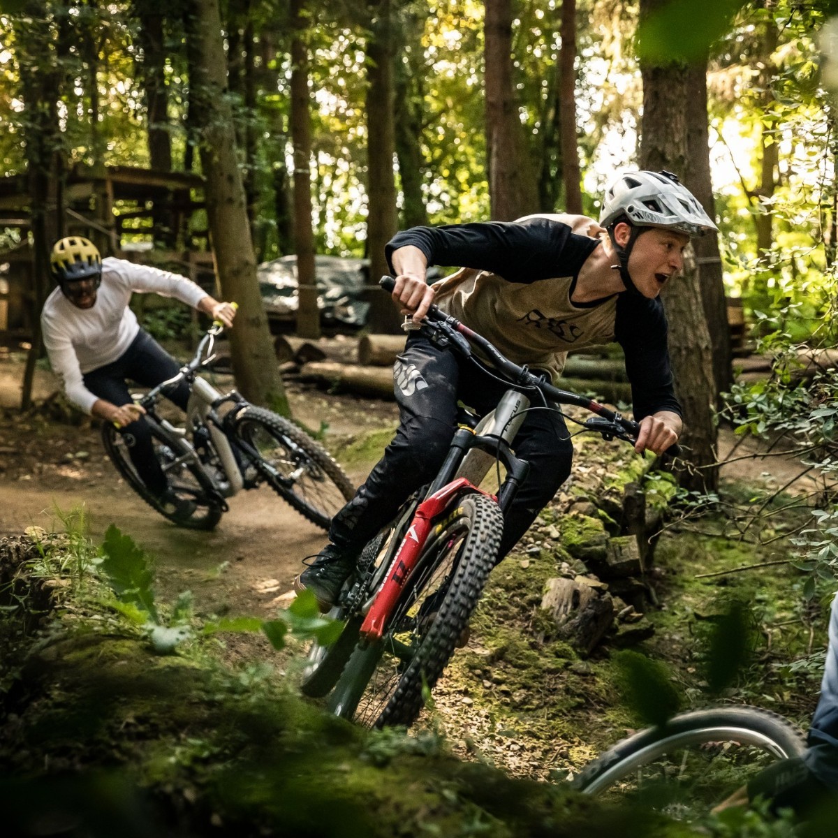 FOCUSBikes's tweet photo. TIME TO SHRED! 🤘
Our athletes show how to best use our mountainbikes: On the trails and above all – together!

📸: Manuel Sulzer

#focusbikes #mountainbike #trails #arrowtrails #freeride #focusjam #focusthron #ridetogether #ridebeyond https://t.co/tJK6WK1nts