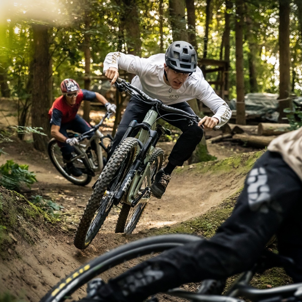 FOCUSBikes's tweet photo. TIME TO SHRED! 🤘
Our athletes show how to best use our mountainbikes: On the trails and above all – together!

📸: Manuel Sulzer

#focusbikes #mountainbike #trails #arrowtrails #freeride #focusjam #focusthron #ridetogether #ridebeyond https://t.co/tJK6WK1nts