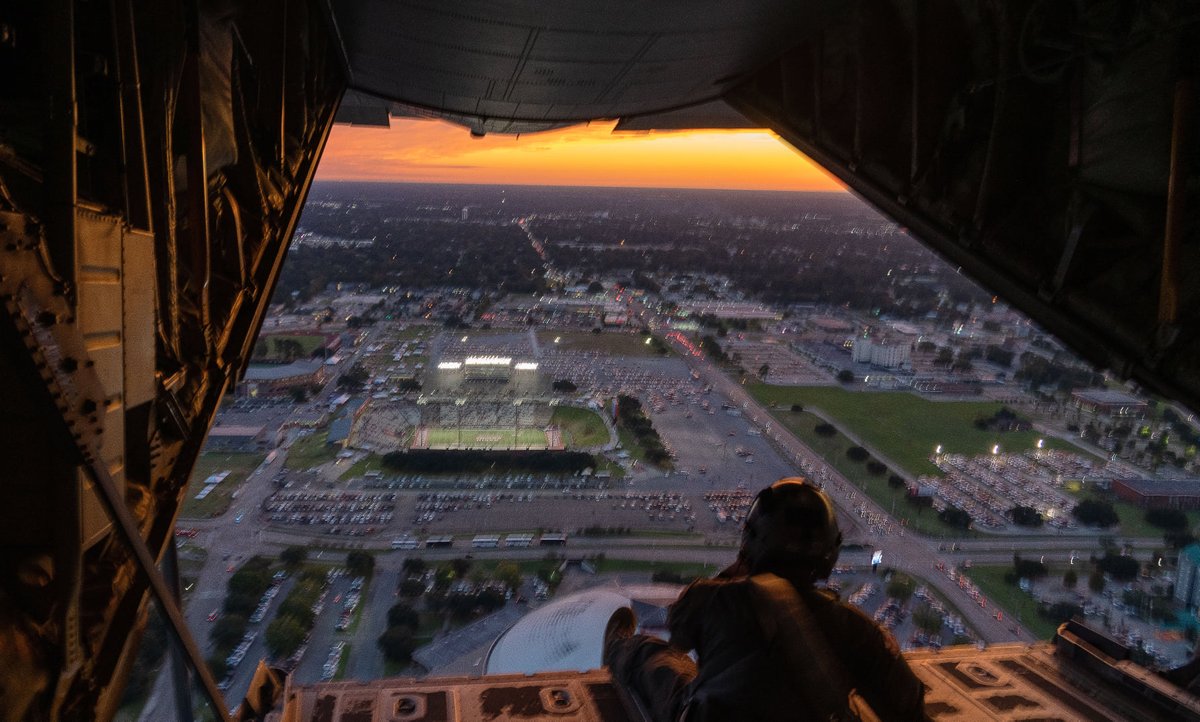 403rdWing's tweet photo. Football and flyovers ๐โ๏ธ
Our #FlyingJennies provided pre-game support through the air for the @RaginCajunsFB ๐ถ๏ธmatchup against Georgia State University last night.
#ReserveReady https://t.co/aIS5fyYBoz