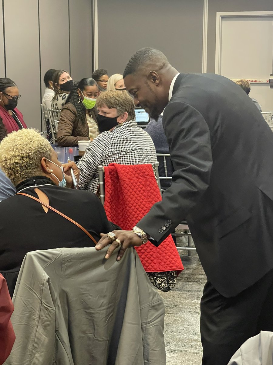 OAHolleyEDU's tweet photo. Thee @TabariWallace former North Carolina Principal of the Year, presenting on the states approach to principal support and Operation Polaris! @ncpublicschools @NERESANews #NERESA2021 https://t.co/nzuZSIAieS