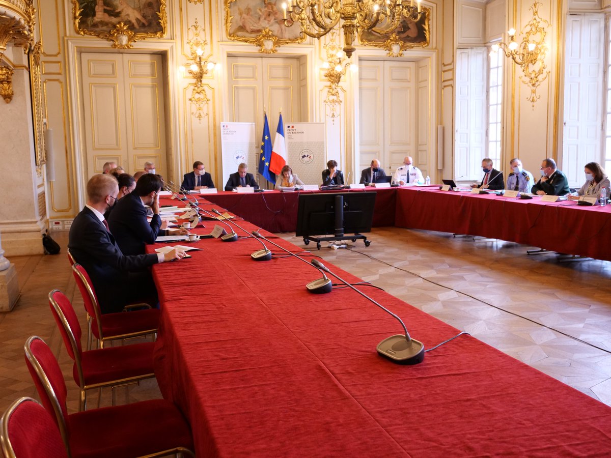 Prefet67's tweet photo. Alain THIRION, directeur général @SecCivileFrance, était ce jour en déplacement à Strasbourg pour la Conférence zonale de sécurité. Il a rencontré les 18 préfets de @PrefetZoneEst ainsi que les responsables des services zonaux de sécurité (justice, police, gendarmerie, armées). https://t.co/G1SgDwuCMj