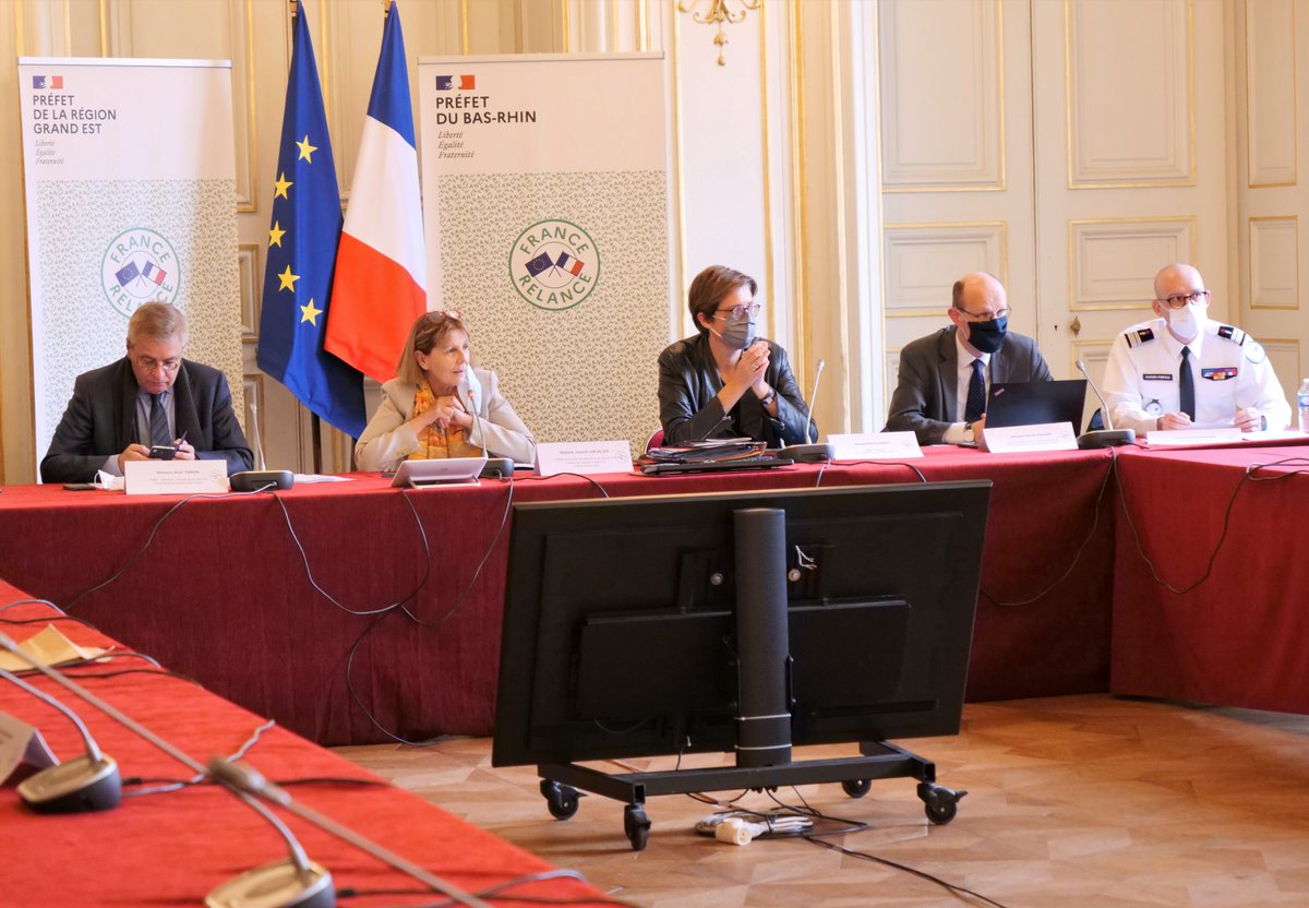 Prefet67's tweet photo. Alain THIRION, directeur général @SecCivileFrance, était ce jour en déplacement à Strasbourg pour la Conférence zonale de sécurité. Il a rencontré les 18 préfets de @PrefetZoneEst ainsi que les responsables des services zonaux de sécurité (justice, police, gendarmerie, armées). https://t.co/G1SgDwuCMj