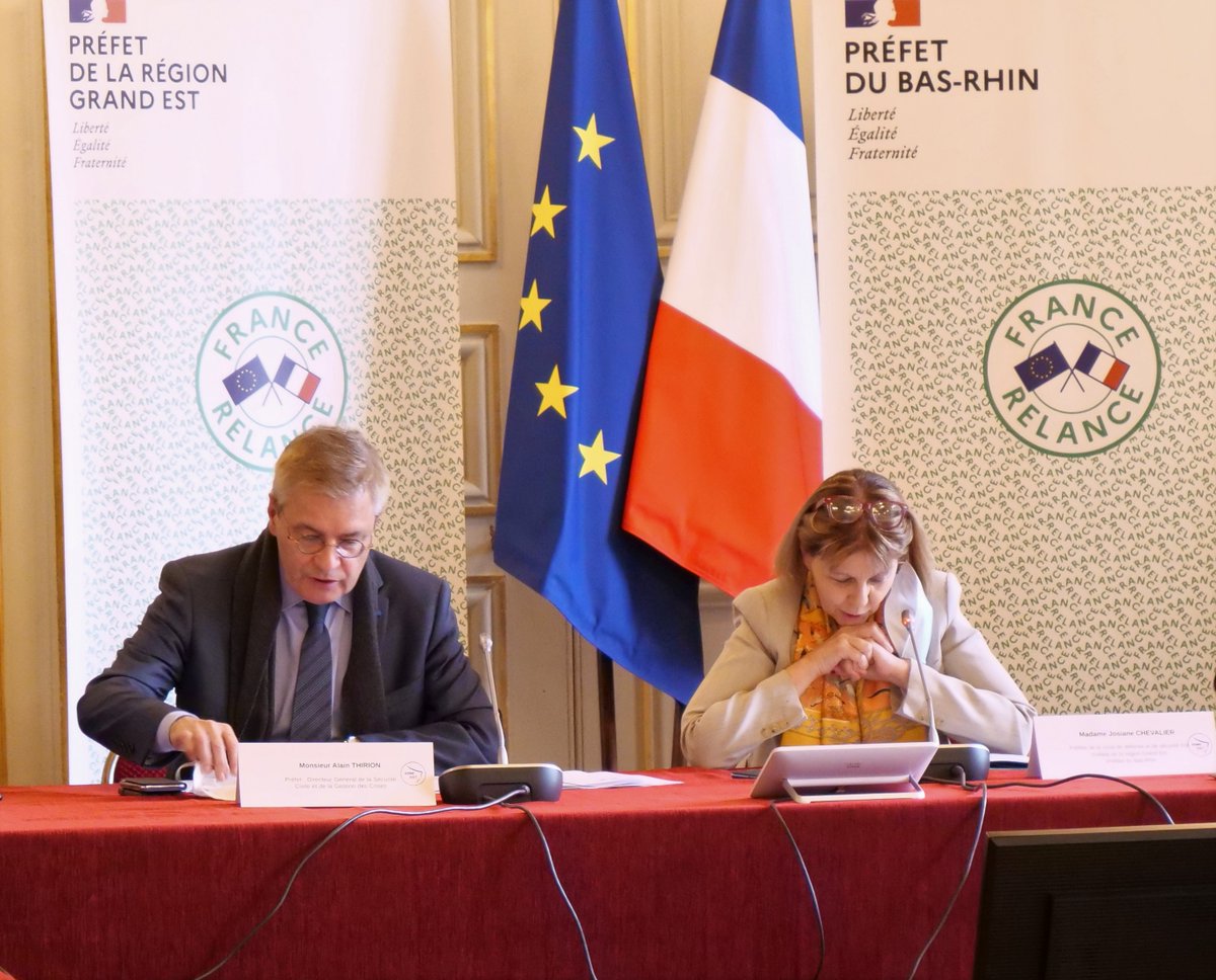 Prefet67's tweet photo. Alain THIRION, directeur général @SecCivileFrance, était ce jour en déplacement à Strasbourg pour la Conférence zonale de sécurité. Il a rencontré les 18 préfets de @PrefetZoneEst ainsi que les responsables des services zonaux de sécurité (justice, police, gendarmerie, armées). https://t.co/G1SgDwuCMj