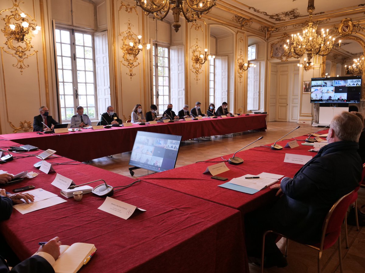 Prefet67's tweet photo. Alain THIRION, directeur général @SecCivileFrance, était ce jour en déplacement à Strasbourg pour la Conférence zonale de sécurité. Il a rencontré les 18 préfets de @PrefetZoneEst ainsi que les responsables des services zonaux de sécurité (justice, police, gendarmerie, armées). https://t.co/G1SgDwuCMj