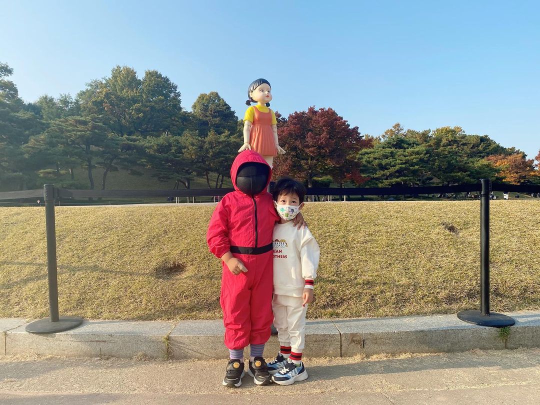 ftjoy's tweet photo. 211105 Minhwan's sister insta update
Outing with Eomma Jaeyulie Lotto๐
Jaeyul-ah you're excited. Why do you look so serious when taking photos? kekekekeke
I feel sad that Lotto is not appearing ใ
ใ
A hyung who passed by took a picture with him kekekekeke
#squidgame #RLGL https://t.co/KJW2H3r3vR
