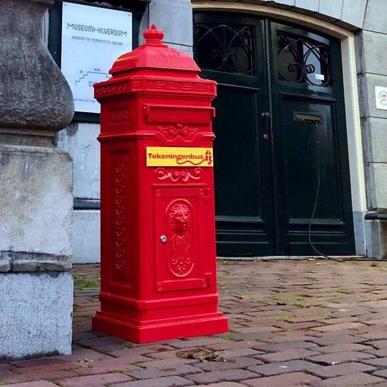 museumhilversum's tweet photo. 𝗣𝗼𝘀𝘁 𝘃𝗼𝗼𝗿 𝗦𝗶𝗻𝘁𝗲𝗿𝗸𝗹𝗮𝗮𝘀. Hij staat er weer! Stop je mooie tekening voor Sinterklaas in de speciale brievenbus voor het museum, dan hangen wij die in zijn slaapkamer. Dan voelt de Sint zich straks helemaal thuis. https://t.co/YBrHZHNXt1