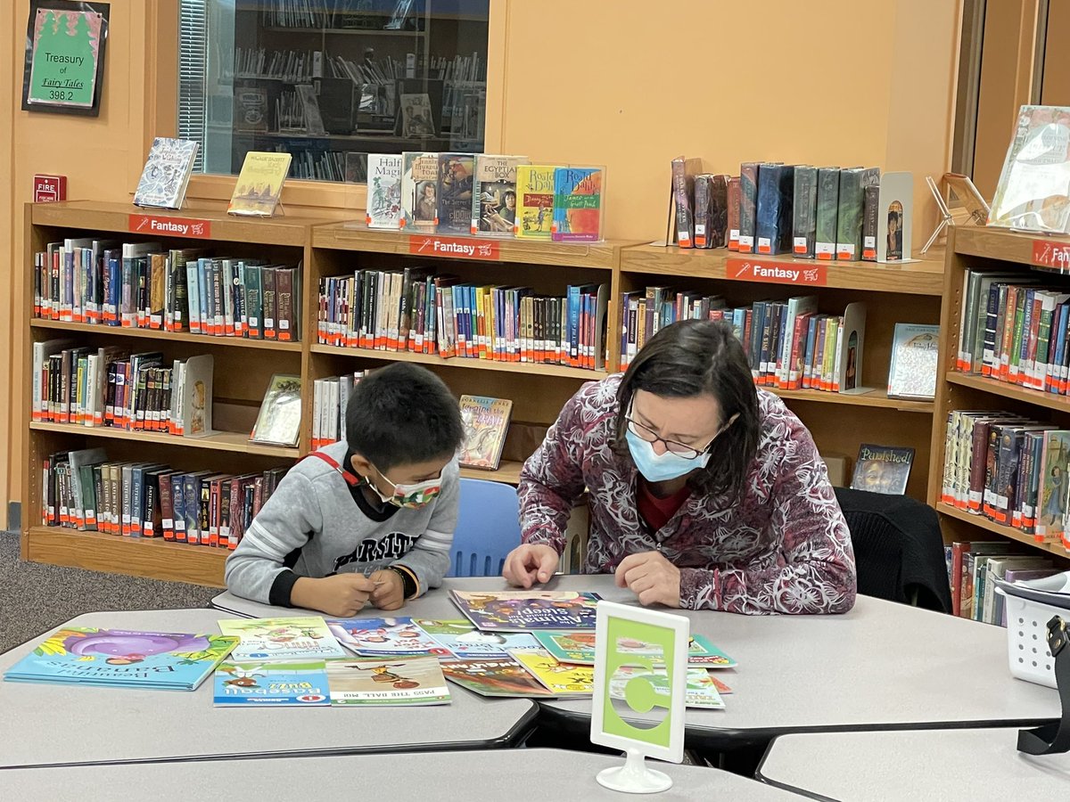KBocciardi's tweet photo. Another great morning of Partners Read! Getting books into the hands of children warms my ❤️ @oakgrovees @OtterBias @JoTysor #itsbetterinthegrove @wakeedpa https://t.co/nqDhtPAlXw
