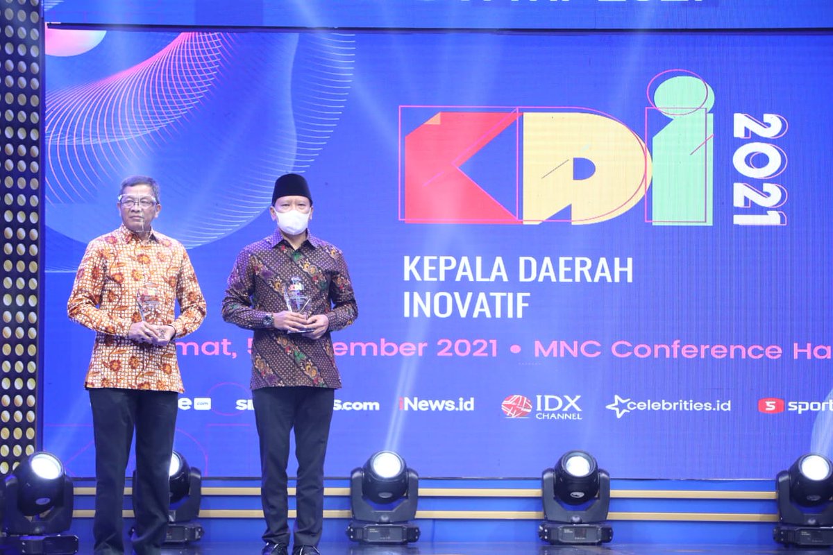 amrudinnejad_'s tweet photo. Selamat Gus @IrsyadYusuf1 🙏

Kader terbaik GP Ansor, 
Kasatkorwil Banser Jawa Timur, Gus Irsyad menerima penghargaan dengan kategori layanan Publik Kepala Daerah Inovatif 2021

Tampil satu panggung bersama Gus @YaqutCQoumas, Ketum PP GP Ansor sekaligus Menteri Agama RI https://t.co/U1lA9QSLeB