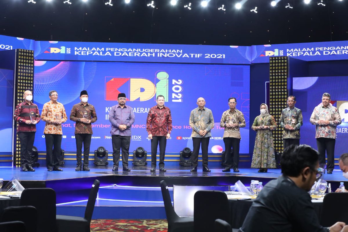 amrudinnejad_'s tweet photo. Selamat Gus @IrsyadYusuf1 🙏

Kader terbaik GP Ansor, 
Kasatkorwil Banser Jawa Timur, Gus Irsyad menerima penghargaan dengan kategori layanan Publik Kepala Daerah Inovatif 2021

Tampil satu panggung bersama Gus @YaqutCQoumas, Ketum PP GP Ansor sekaligus Menteri Agama RI https://t.co/U1lA9QSLeB