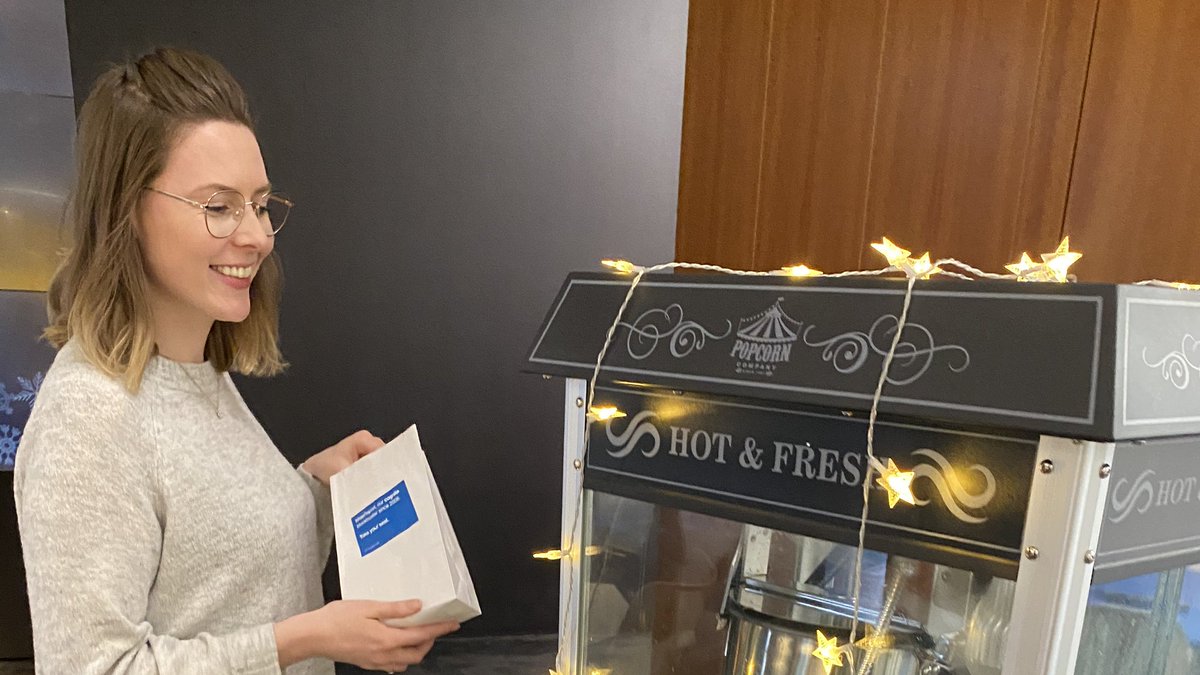 bluereport's tweet photo. Unser Team-Space unterstreicht unsere Vision von Activity Based Working: hier trifft sich unser Team täglich zum Lunch, dazu gibt es frisches Obst und verschiedenen Kaffee- und Teespezialitäten. Und auch unsere eigene Popcorn-Maschine erfreut sich großer Beliebtheit... https://t.co/nHOVvaA27e