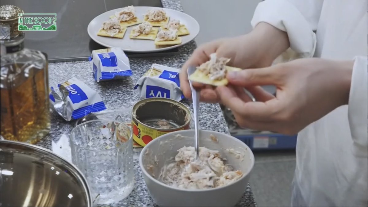 BTSARMYKitchen's tweet photo. Yoongi’s Midnight Drinking Snack

Ingredients:

• HaiTai Ivy crackers
• Crab meat
• Can of tuna
• 4 tbsp Kewpie mayo 

Mix well; top cracker with a spoonful!

#WhatBTSAte #InTheSoop2 @BTS_twt https://t.co/y3gN9LalFA