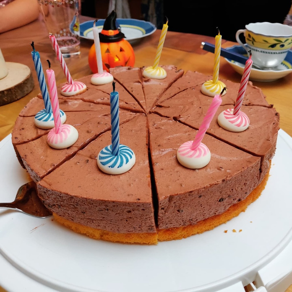 Shadowelf's tweet photo. Ui Schokokuchen oder auch: Wenn das Patenkind Geburtstag feiert...
.
.
.
#Omnomnom #Kuchenmagnet™ #Schokoladenkuchen #Kuchen #cakelicious #Schokokuchen #Cake #ReleaseTheCaken #Geburtstagskuchen #Kuchenmagnet https://t.co/hRZwic9RaL https://t.co/I99ELXzC94