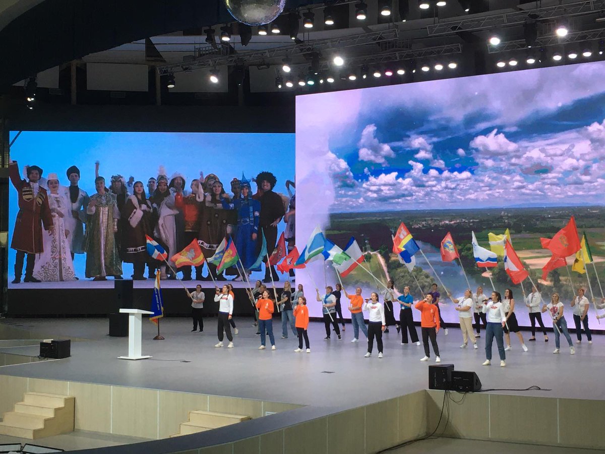 tcar2212's tweet photo. Открытие программы "Орлята России" состоялось. Начинаем учиться «подниматься на крыло».Радостное знакомство с коллегами из сетевых школ.
#ШколаРосатома
#СетьШколаРосатома
#ШколаРосатомаОрлёнок2021
#ЛицейвЛесном
#Орлёнок
#ОрлятаРоссии
#РДШ https://t.co/2HLAiO4TSt