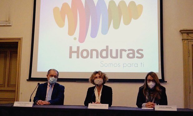 Embajada_HN_IT's tweet photo. El día de hoy en la sede del Instituto Italo Latinoamericano, @marcaHONDURAS y la Embajada de Honduras en Roma tuvieron el honor de presentar el libro “Roatán and the History of the Bay Islands” de Lizzette Kattán de Pozzi y Ronald James Pozzi. @KarenNajarroB @CancilleriaHN https://t.co/Ff3eptnyAc