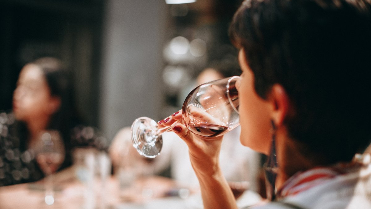 ActiveWino's tweet photo. When talking about the "Body" of the wine, we refer to the mouthfeel which ranges from light to full. This indicates the weight of the wine that is highly dependent on its alcohol content.
#wine #winelover #winelovers #winetasting #boozeisback #Friday https://t.co/d05KGXFfCK